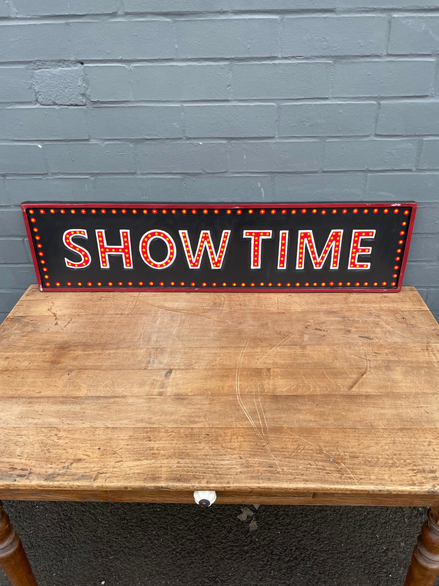 Showtime Sign – Simply Dutch